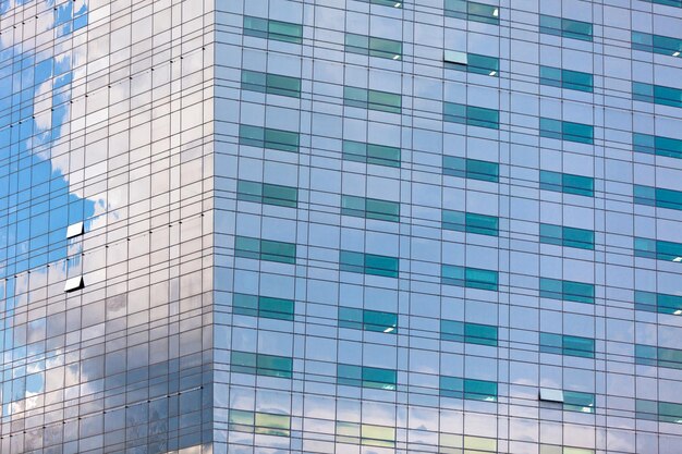 Reflets dans le gratte-ciel de verre