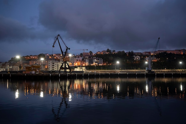 Reflets des lumières du port la nuit