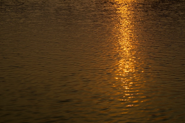 Réflexe du coucher de soleil dans l&#39;eau