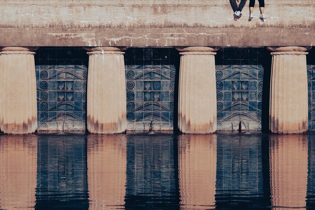 Réflexion d'anciens collums sur l'eau