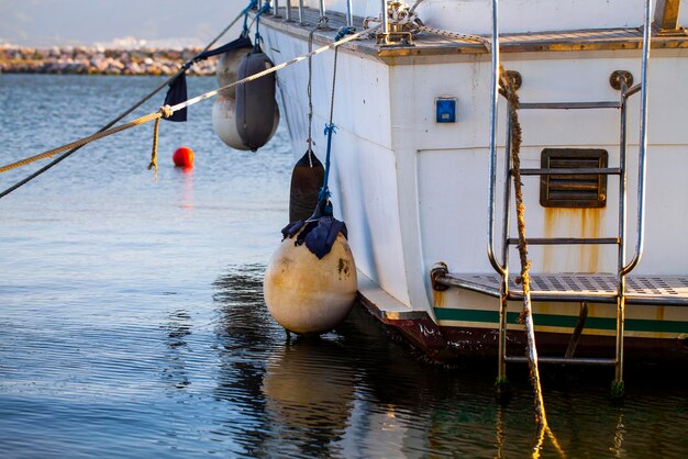 Une réflexion de bateau sur l'eau de mer Photo