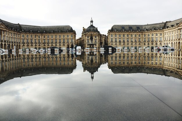 Photo réflexion d'un bâtiment historique dans l'étang