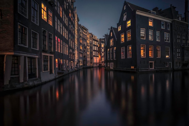Réflexion des bâtiments dans l'eau la nuit