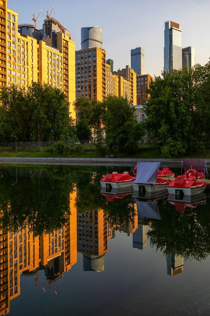 Photo réflexion des bâtiments dans l'eau