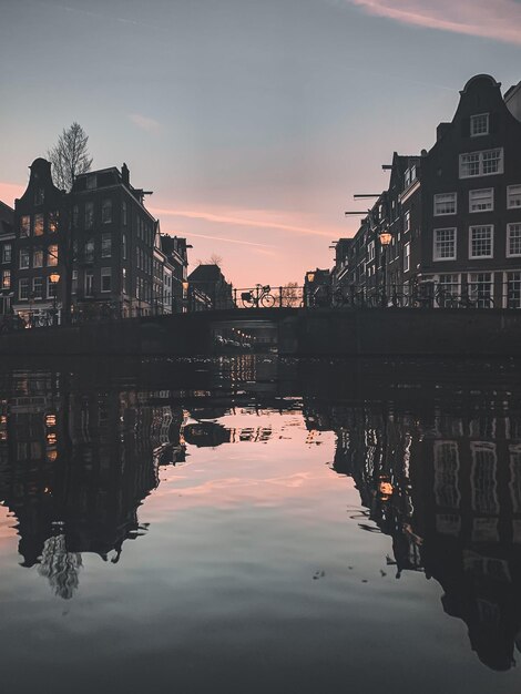 Photo réflexion des bâtiments dans l'eau