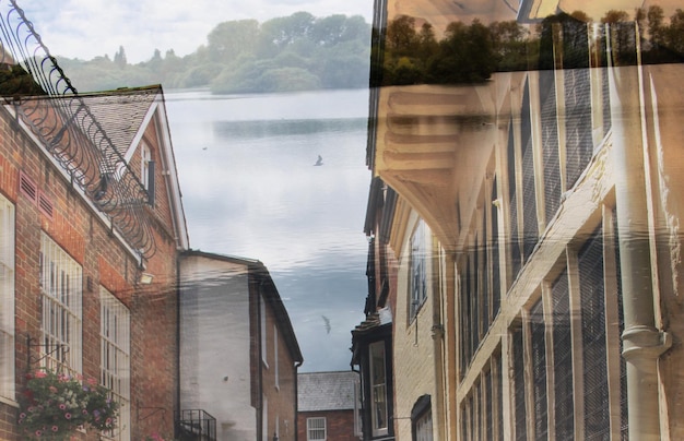 Photo réflexion des bâtiments dans l'eau