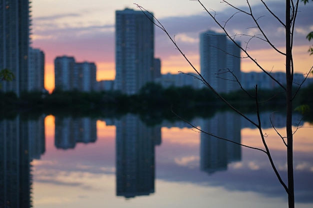 Photo réflexion des bâtiments dans le lac au coucher du soleil