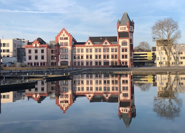 Réflexion des bâtiments dans la rivière