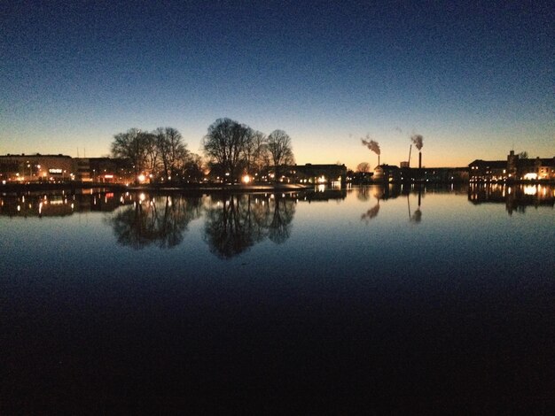 Photo réflexion des bâtiments éclairés dans l'eau la nuit