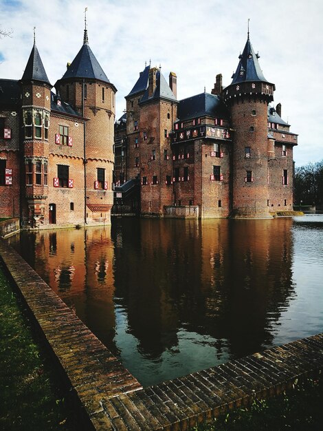 Photo réflexion des bâtiments éclairés dans l'eau