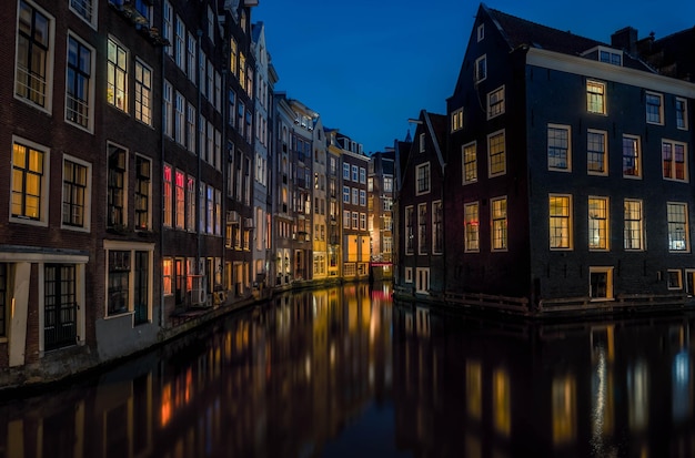 Réflexion des bâtiments de la ville la nuit