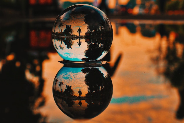 Photo réflexion sur une boule de cristal au coucher du soleil