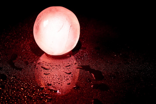 Réflexion de boule de glace rouge sur fond noir