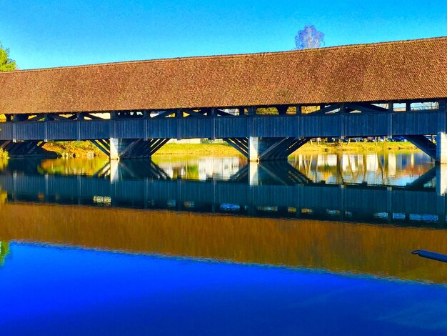 Photo réflexion du bâtiment dans l'eau