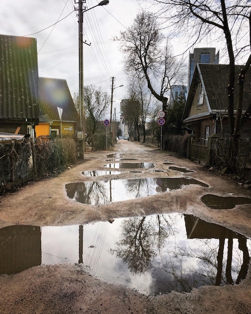 Photo réflexion du bâtiment dans la flaque