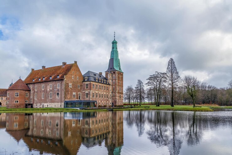 Photo réflexion du bâtiment dans le lac contre le ciel