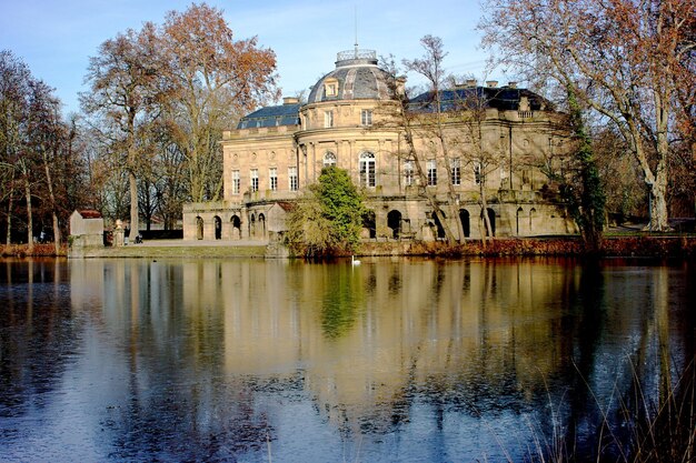 Photo réflexion du bâtiment dans le lac