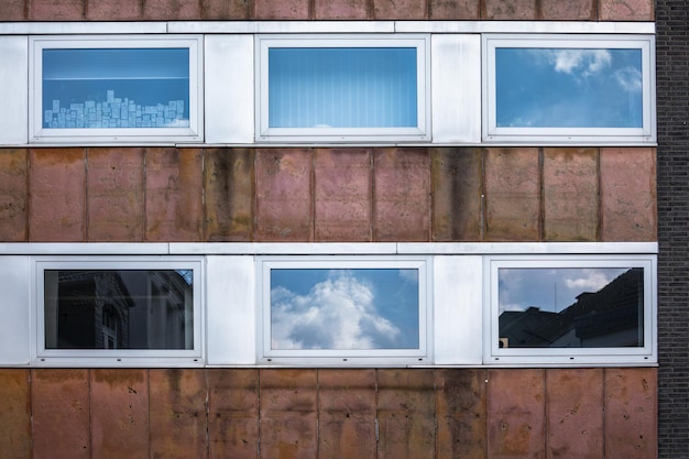 Photo réflexion du bâtiment sur une fenêtre en verre