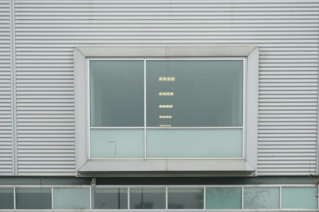 Photo réflexion du bâtiment sur une fenêtre en verre