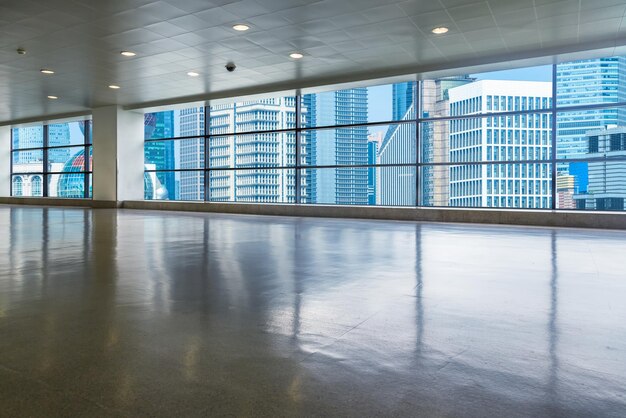 Réflexion du bâtiment sur une fenêtre en verre