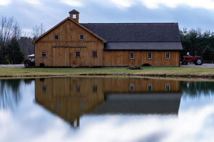 Photo réflexion du bâtiment sur le lac contre le ciel