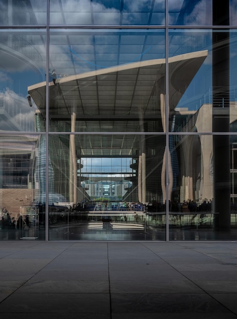 Réflexion du bâtiment sur le verre dans la ville