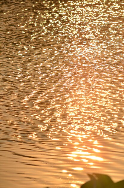 Photo réflexion du ciel dans la mer au coucher du soleil