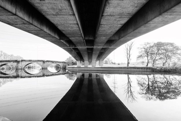 Réflexion du pont sur la rivière