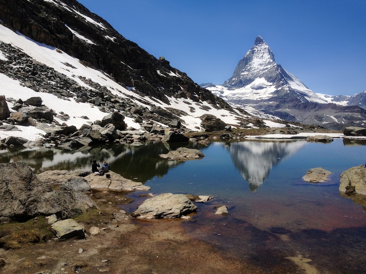Photo réflexion d&#39;été du matterhorn peak au lac de riffelsee, zermatt