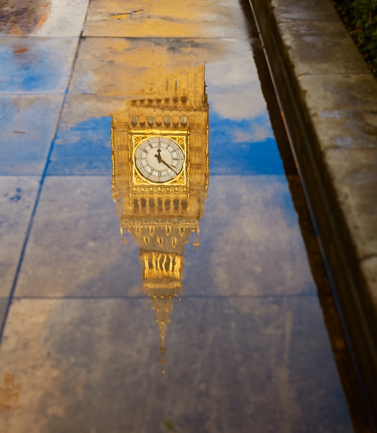 Réflexion de flaque de Big Ben Clock Tower London