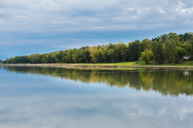 Réflexion de la forêt dans le lac.