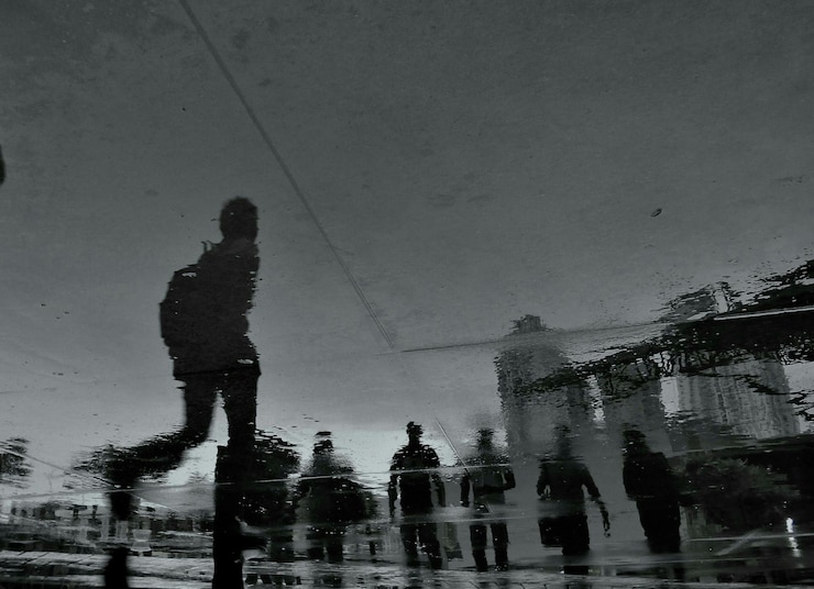 Photo réflexion des gens dans l'eau