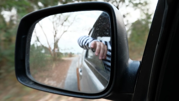 Réflexion de l'homme dans le miroir latéral