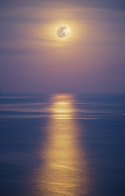 Photo réflexion de la lumière de la lune sur l'eau de mer. paysage naturel.