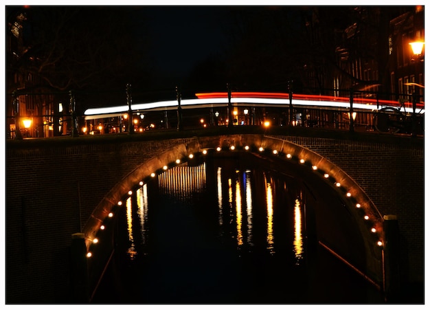 Photo réflexion des lumières éclairées dans la flaque