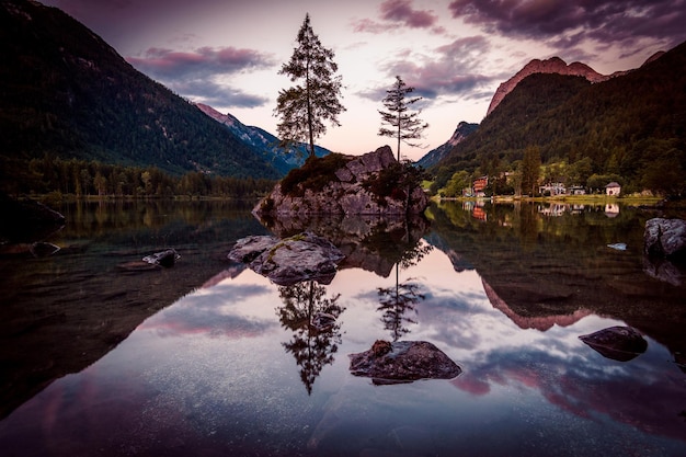 Photo réflexion de la montagne dans le lac