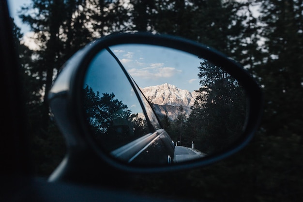 Réflexion de la montagne dans le miroir latéral