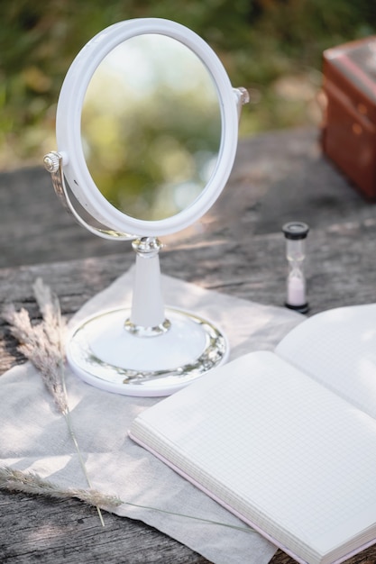 Réflexion de la nature au miroir rond sur la table à l'extérieur