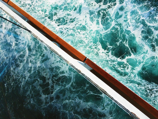 Réflexion des nuages dans l'eau