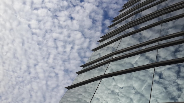 Réflexion des nuages sur la fenêtre du bâtiment