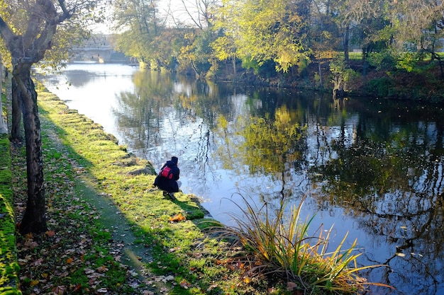 Photo réflexion d'une personne dans le lac en automne