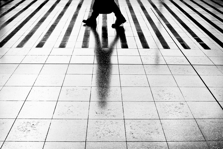 Photo réflexion de la personne sur le sol