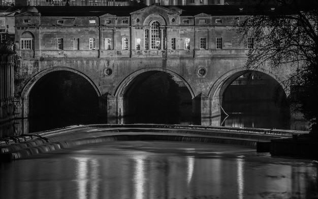 Photo réflexion d'un pont éclairé sur l'eau la nuit