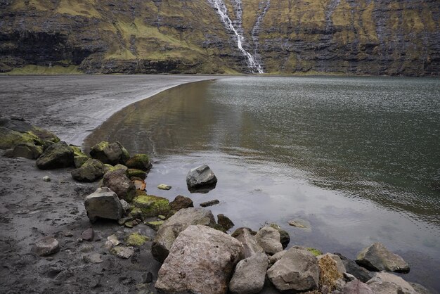 Réflexion des roches dans l'eau