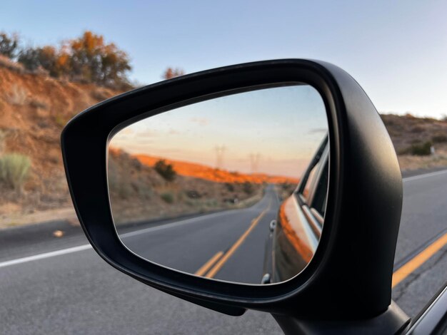 Photo réflexion de la route sur le rétroviseur latéral