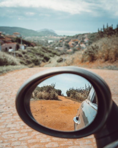 Réflexion de la route de terre sur le rétroviseur latéral