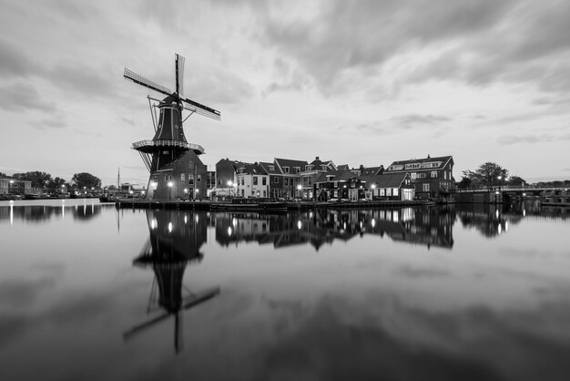 Photo réflexion d'une structure construite dans l'eau contre le ciel