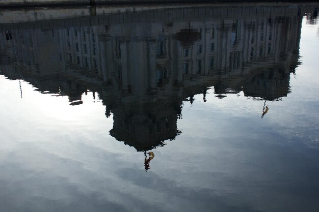 Réflexion de la structure construite dans l'eau