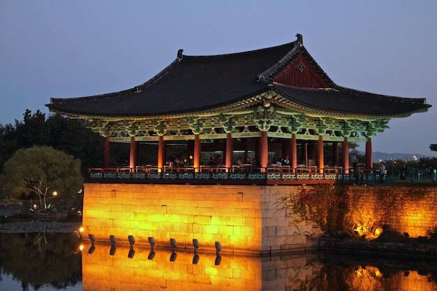Réflexion d'un temple éclairé sur le lac