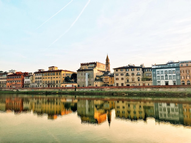 Réflexion de la ville dans l'eau